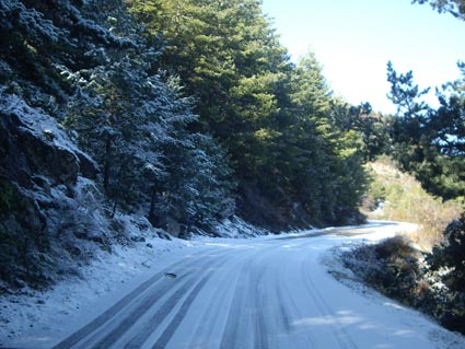 circular con seguridad por una una carretera nevada, ¿qué técnica de conducción emplearemos?